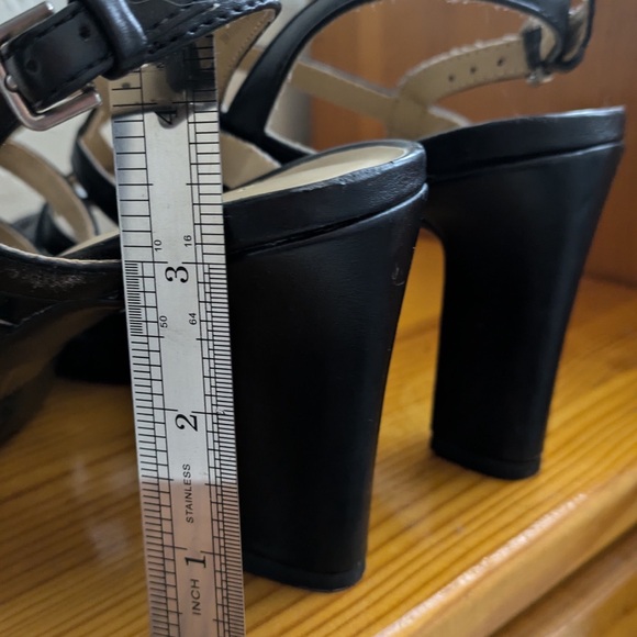 Naturalizer Black Strappy Sandals with Rhinestone Accents. 7.5 - Picture 5 of 7